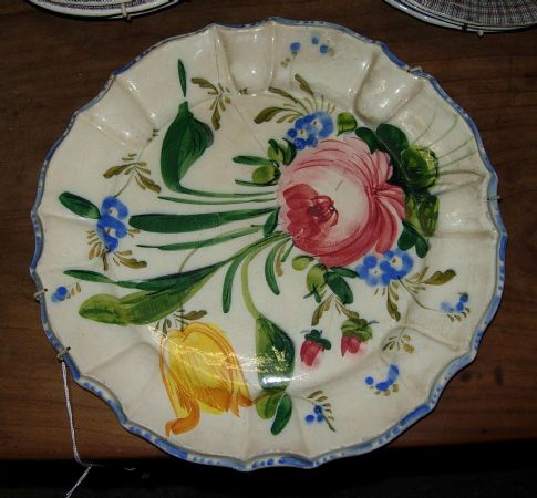 piatto con fiori pllicriomi